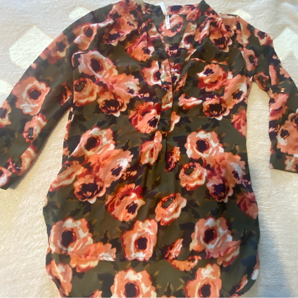 Live 4 Truth work blouse in a size Small, pink and green floral top
